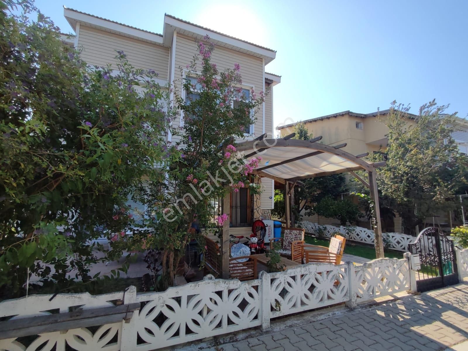 Urla Gülbahçe Satılık Villa  Gülbahçe'de Site içinde Havuzlu Bahçeli Triplex 4+1 Satılık Villa