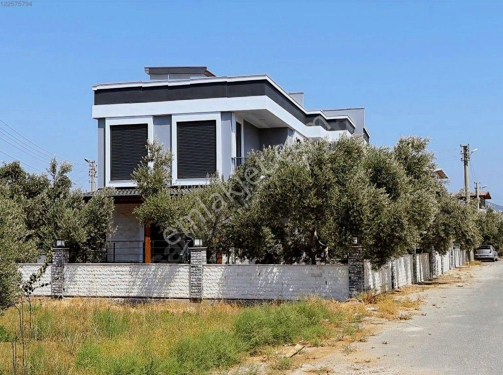 Seferihisar Cumhuriyet Satılık Villa  Doğanbey De Deniz Yakın Önü Yeşil Alan Köşe 3+1 Villa