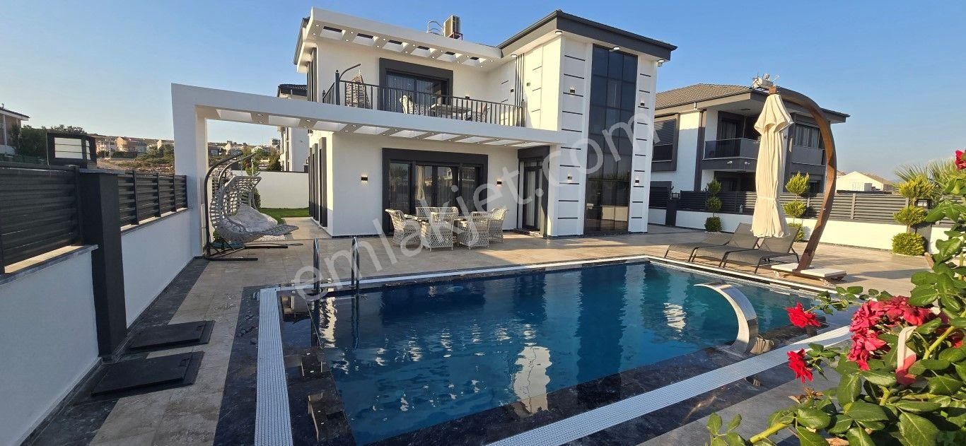 Didim Efeler Satılık Villa  Didim Efelerde 500 m2 arsa içinde yapılı 4+1 ayrı mutfaklı satılık eşyalı villa 