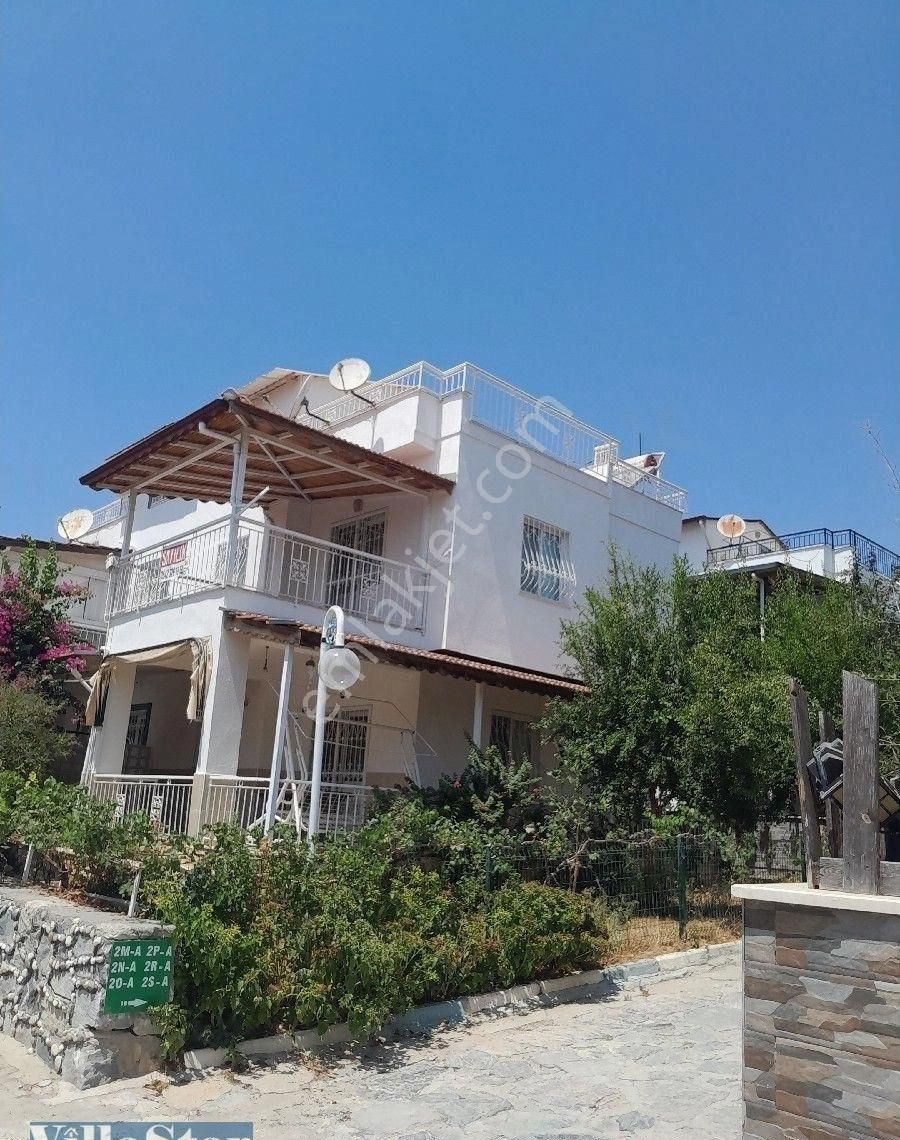 Kuşadası Kadınlar Denizi Satılık Villa MERKEZE,  DENIZE YAKIN, DOĞAL GAZLI,  BAHÇELİ, BAKIMLI,  SİTE İÇİNDE VİLLA