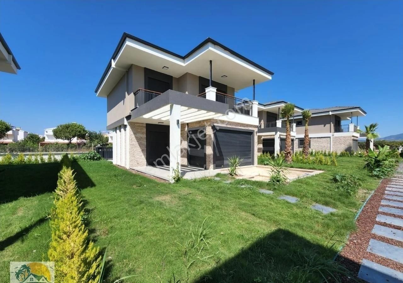 Kuşadası Davutlar Satılık Villa Davutlar Sahilinde 3+1 Müstakil Otoparklı Villa