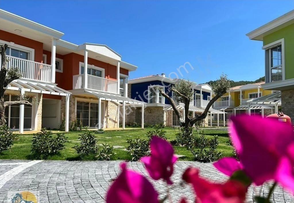 Kuşadası Güzelçamlı Satılık Villa GÜZELÇAMLI'DA  MÜSTAKİL OTOPARKLI-GENİŞ VERNADA-HAVUZLU VİLLA