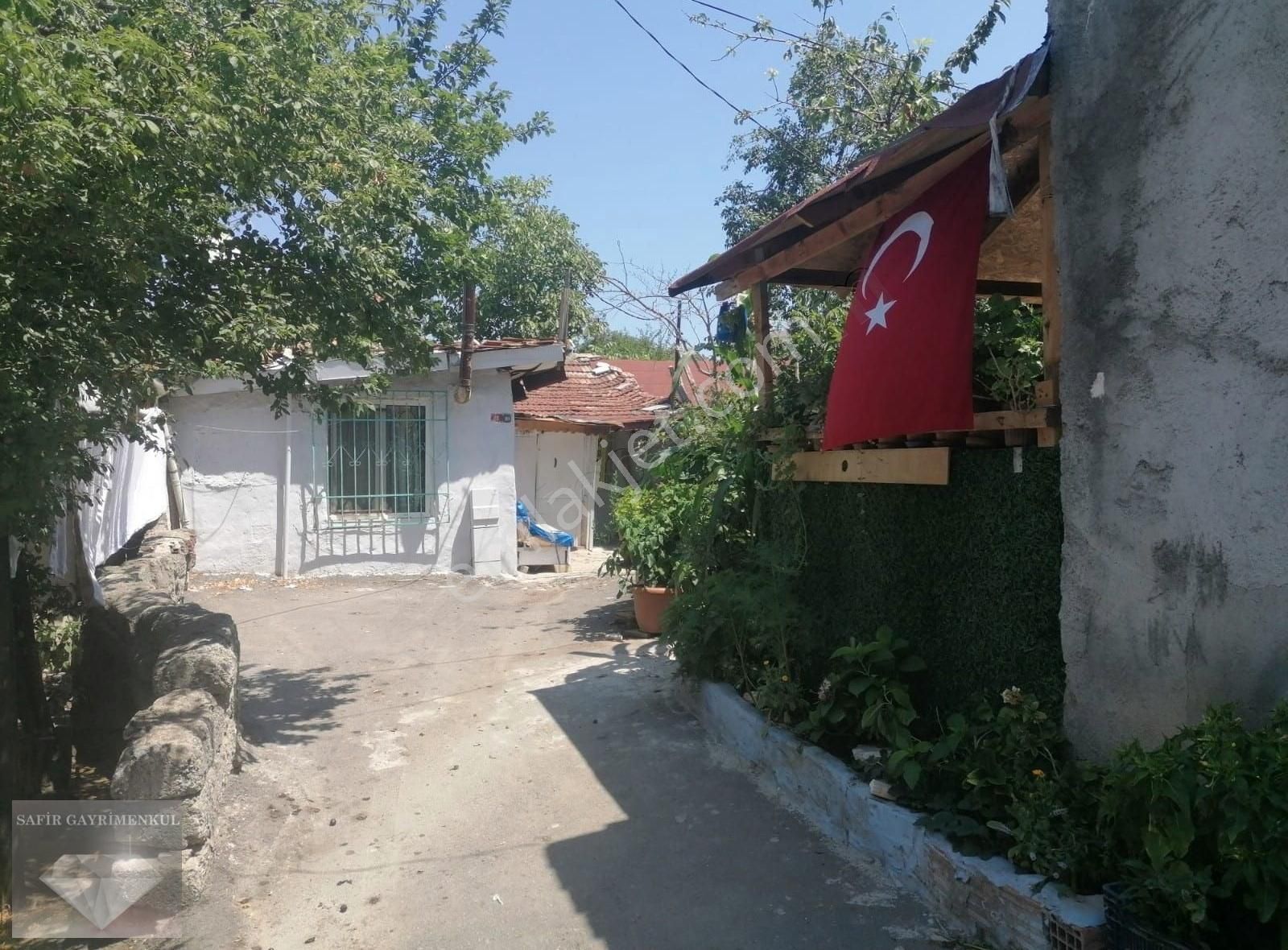 Ümraniye Tepeüstü Kiralık Daire Safir Gayrimenkul 3+1 Giriş Kat Müstakil Sobalı