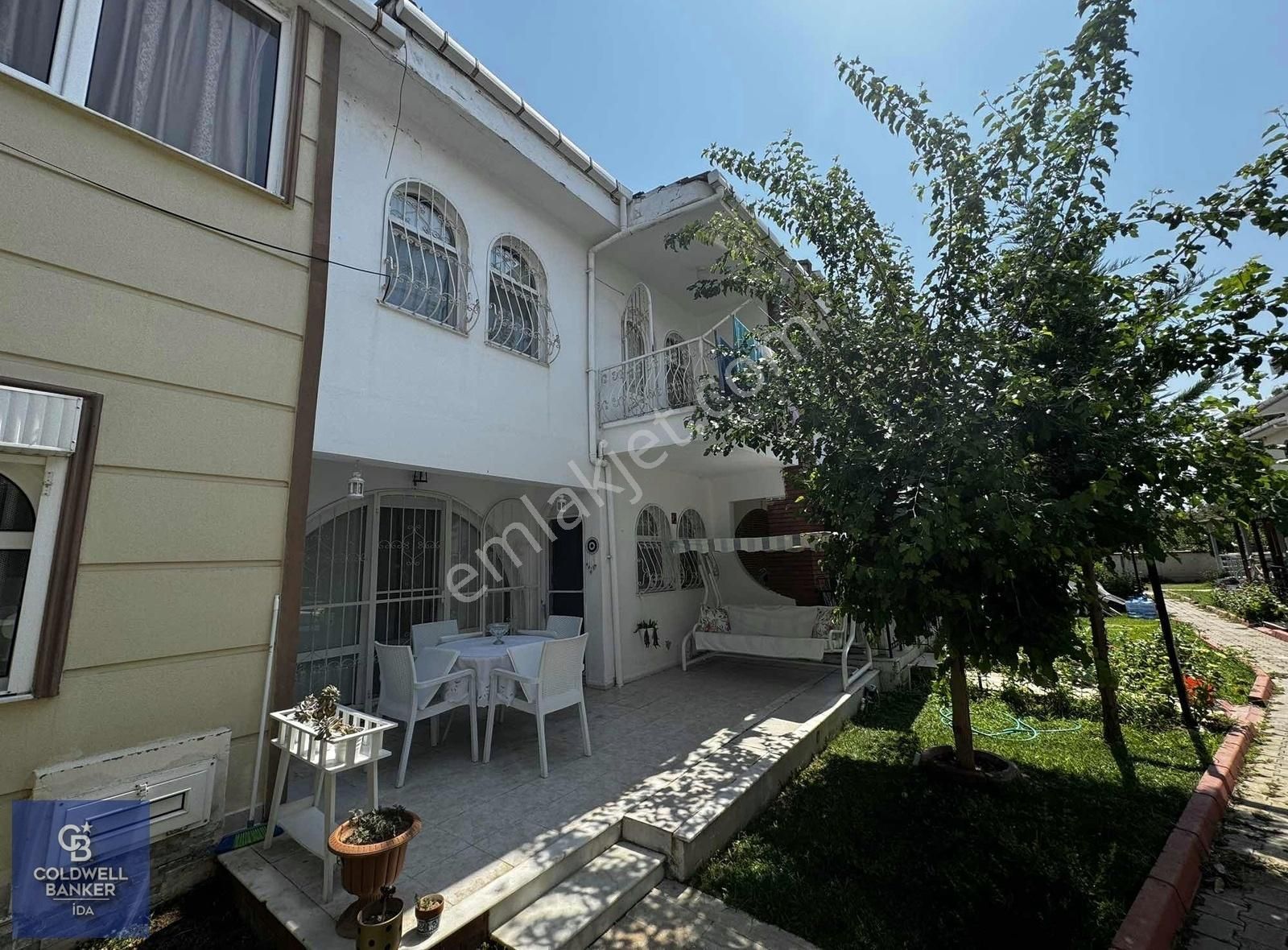 Ayvalık Küçükköy Satılık Villa Havuzlu Site İçerisinde 3+1 Verandalı Bahçeli Villa