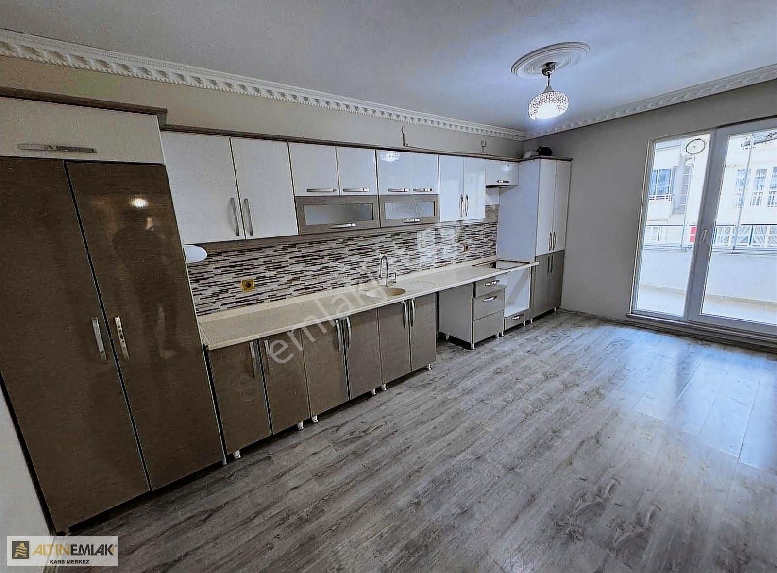 Evkars’tan Kiralık 3+1 Güney Cephe Cadde Üstü