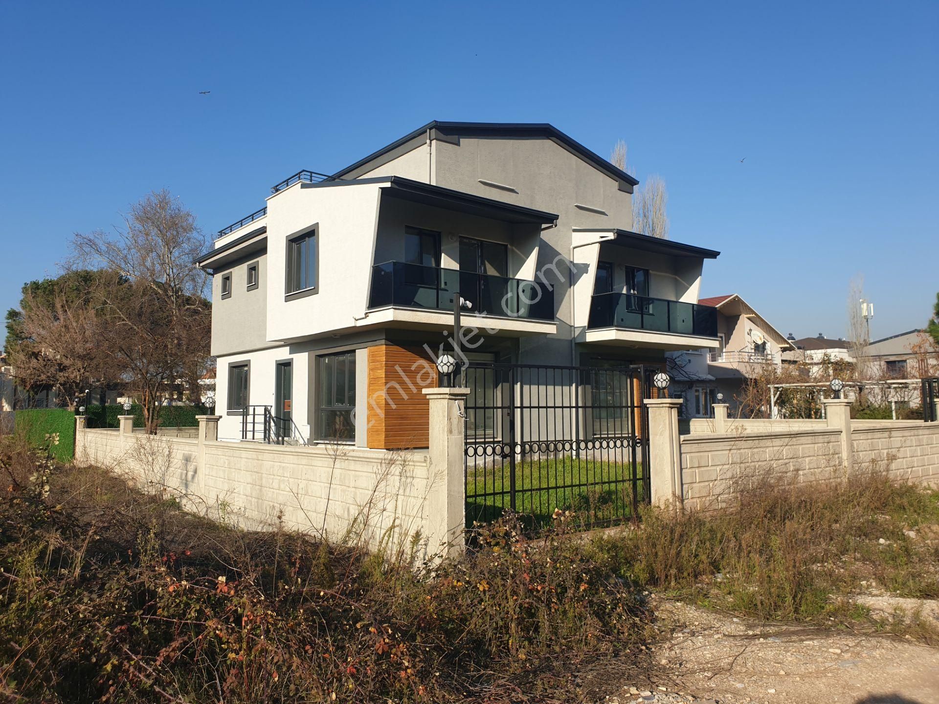 Gemlik Kurşunlu Satılık Villa  Kurşunlu Sahil Dibi Doğayla İçiçe GAYRİMENKUL'den Satılık 5+1 Triplex Villa