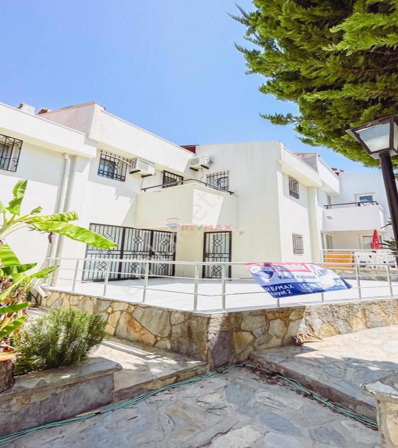 Kuşadası Bayraklıdede Satılık Villa Egemenderes Sitesinde Deniz Manzaralı Villa , Full eşyalı