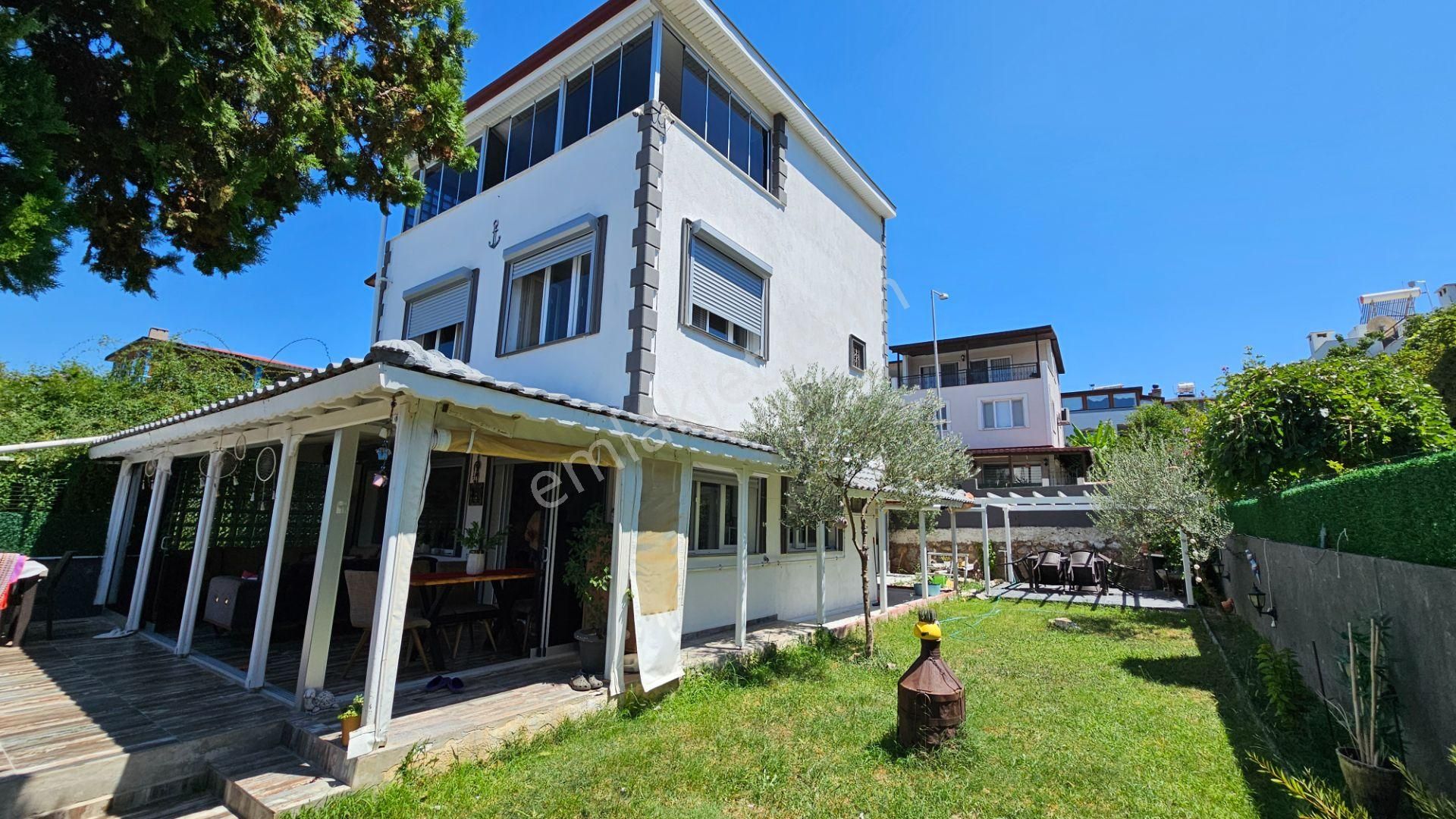 Urla Şirinkent Satılık Villa  Yağmurkent Sitesinde 3+1 Havuz ve Deniz Manzaralı Villa