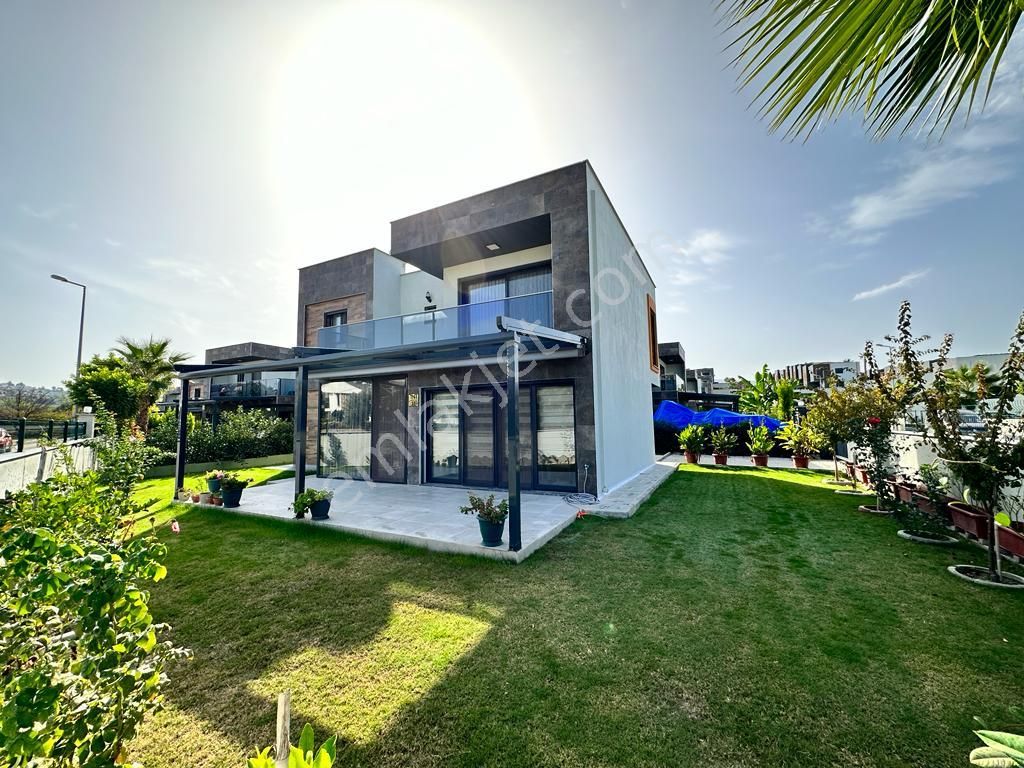 Kuşadası Soğucak Satılık Villa  DENİZE YAKIN, HAVUZLU, 3+1 MÜSTAKİL VİLLA