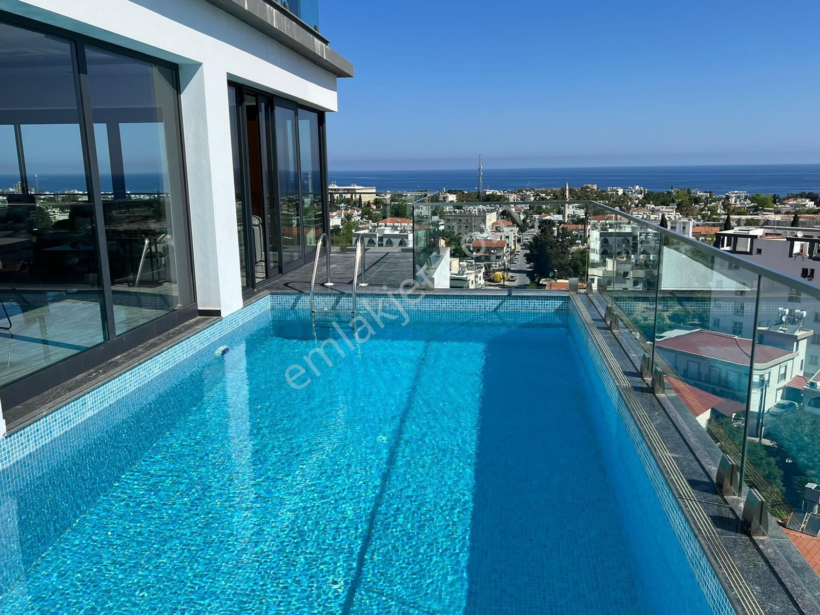 Girne Aşağı Girne Satılık Residence  Girne'nin Merkezinde Türk Tapulu Lüks 3+1 Havuzlu Triplex Penthouse!!!