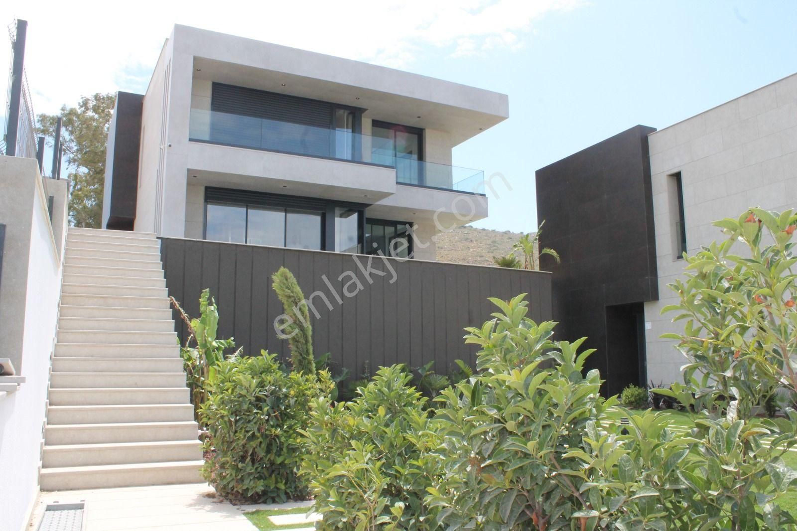 Gümüşlük'te 5+1 Mustakil Tripleks Havuzlu Villa - Görsel 3