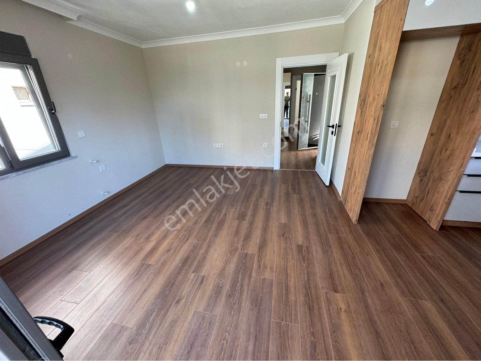 Güçlü Kardeşler Altınoluk Merkezde Denize Yakın 2+1 Ara Kat Daire - Görsel 18