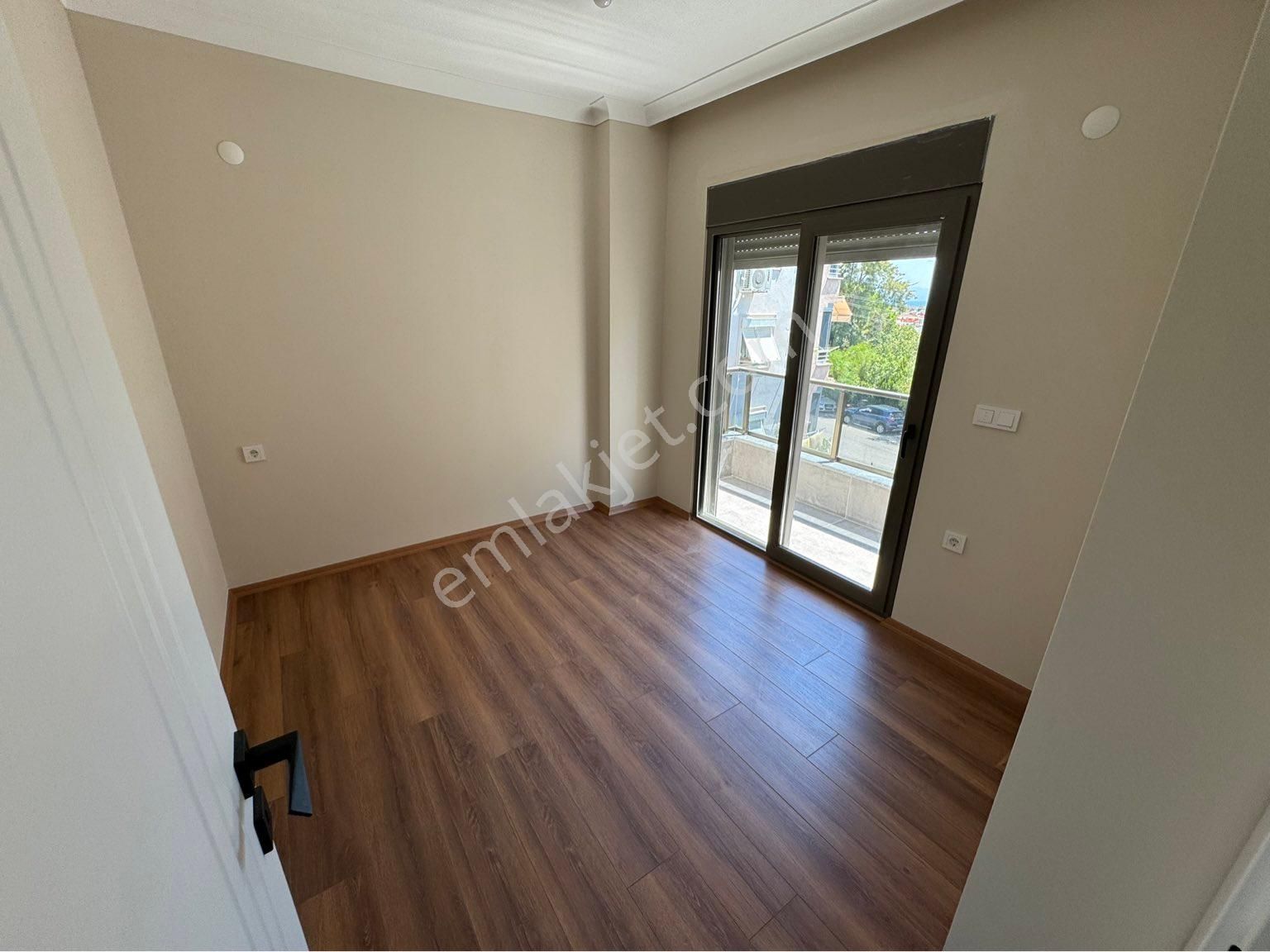 Güçlü Kardeşler Altınoluk Merkezde Denize Yakın 2+1 Ara Kat Daire - Görsel 6
