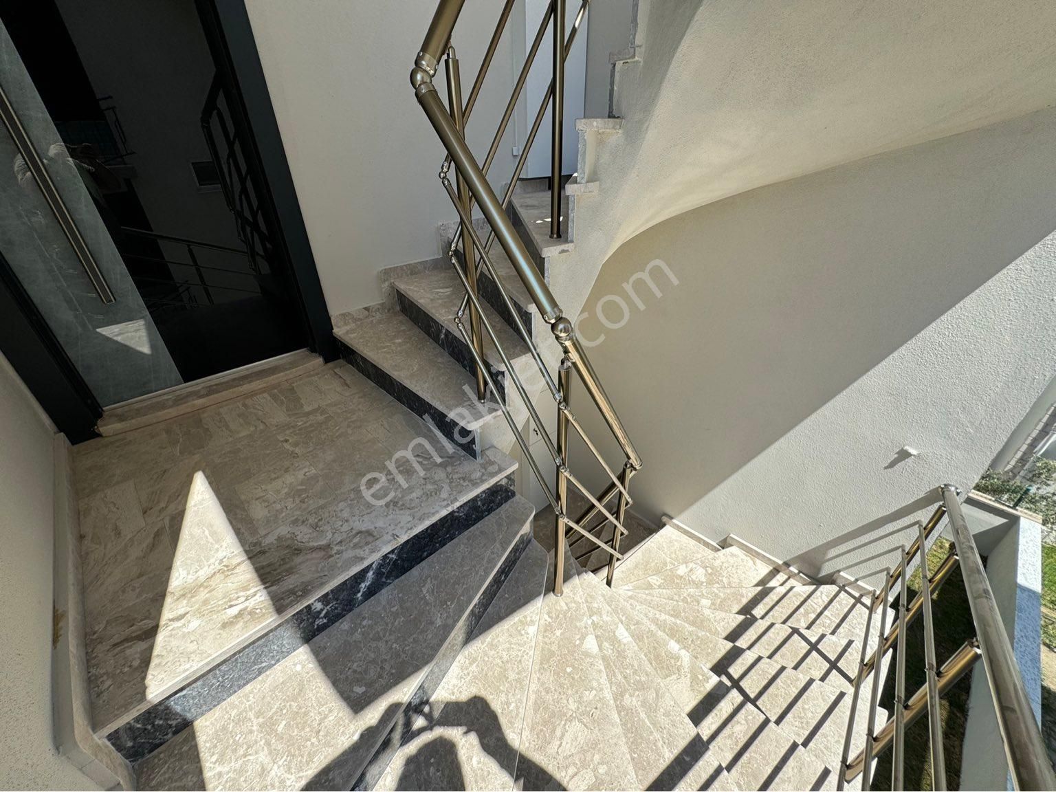 Güçlü Kardeşler Altınoluk Merkezde Denize Yakın 2+1 Ara Kat Daire - Görsel 4
