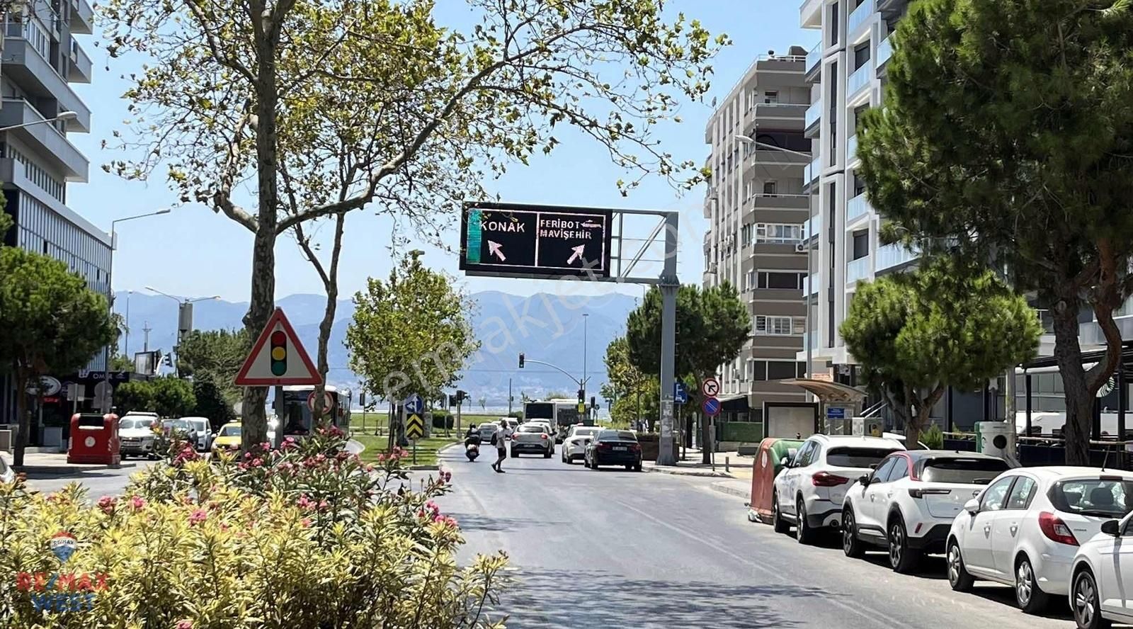 Karşıyaka Bostanlı Satılık Daire Bostanlı Girne Caddesi Girişinde 4+1 Satılık Çatı Dubleksi