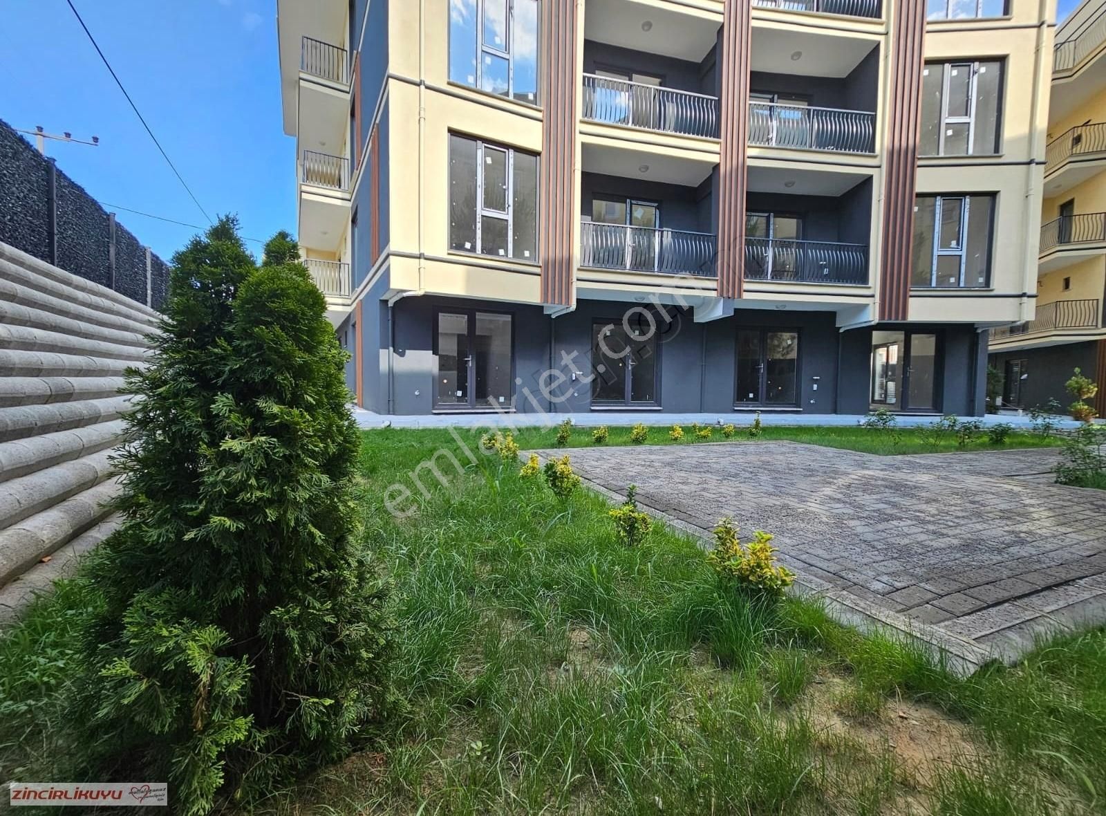 İzmit Yenişehir Satılık Daire İzmit Yenişehir Mh. Site içerisinde Ön Cephe 2+1 Arakat Daire