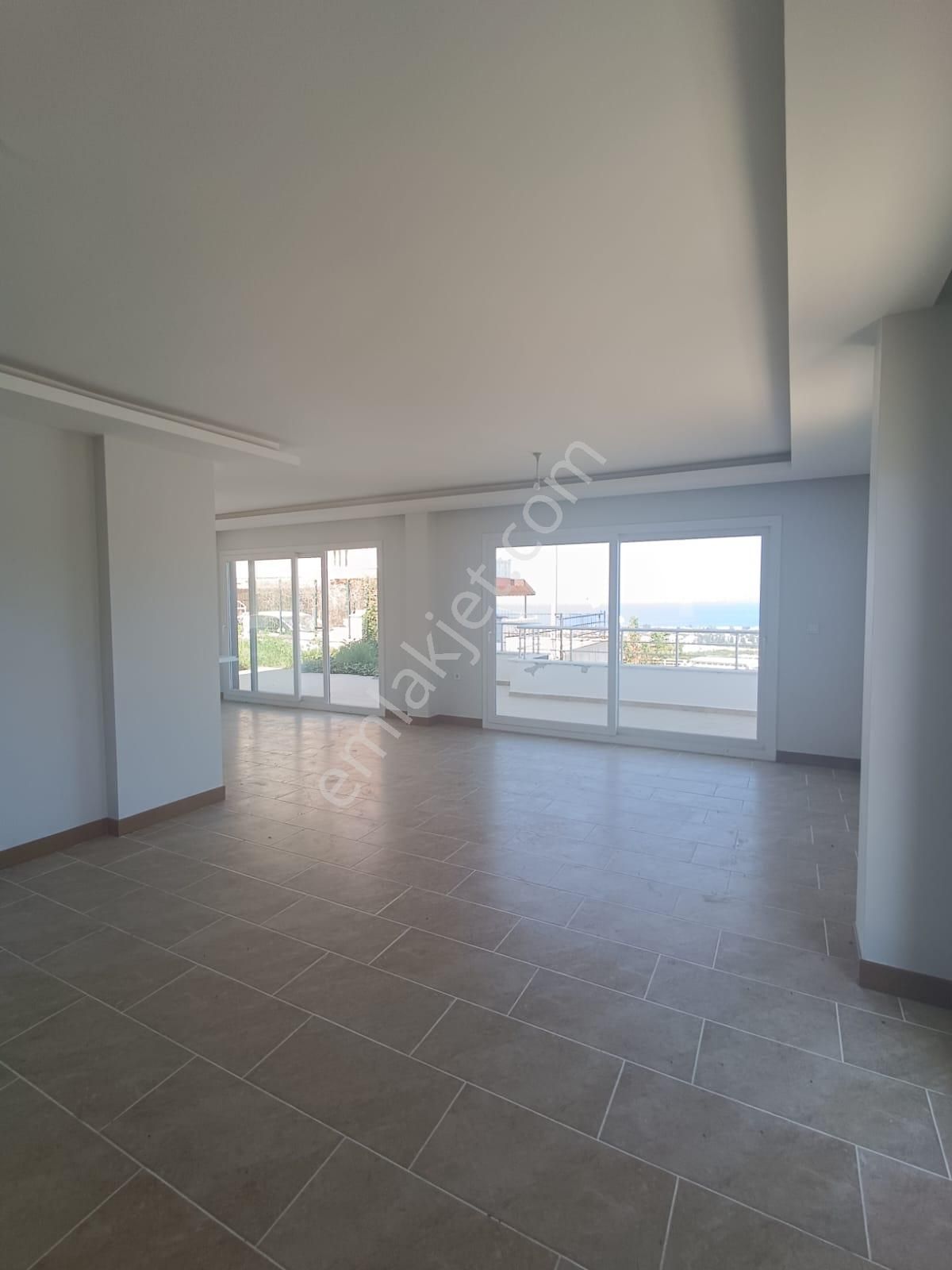 Kuşadası Karaova Satılık Villa Tek Müstakil Havuzlu Deniz Manzaralı 440 M2 Arsa Üzerine Kurulu 4+2 Villa