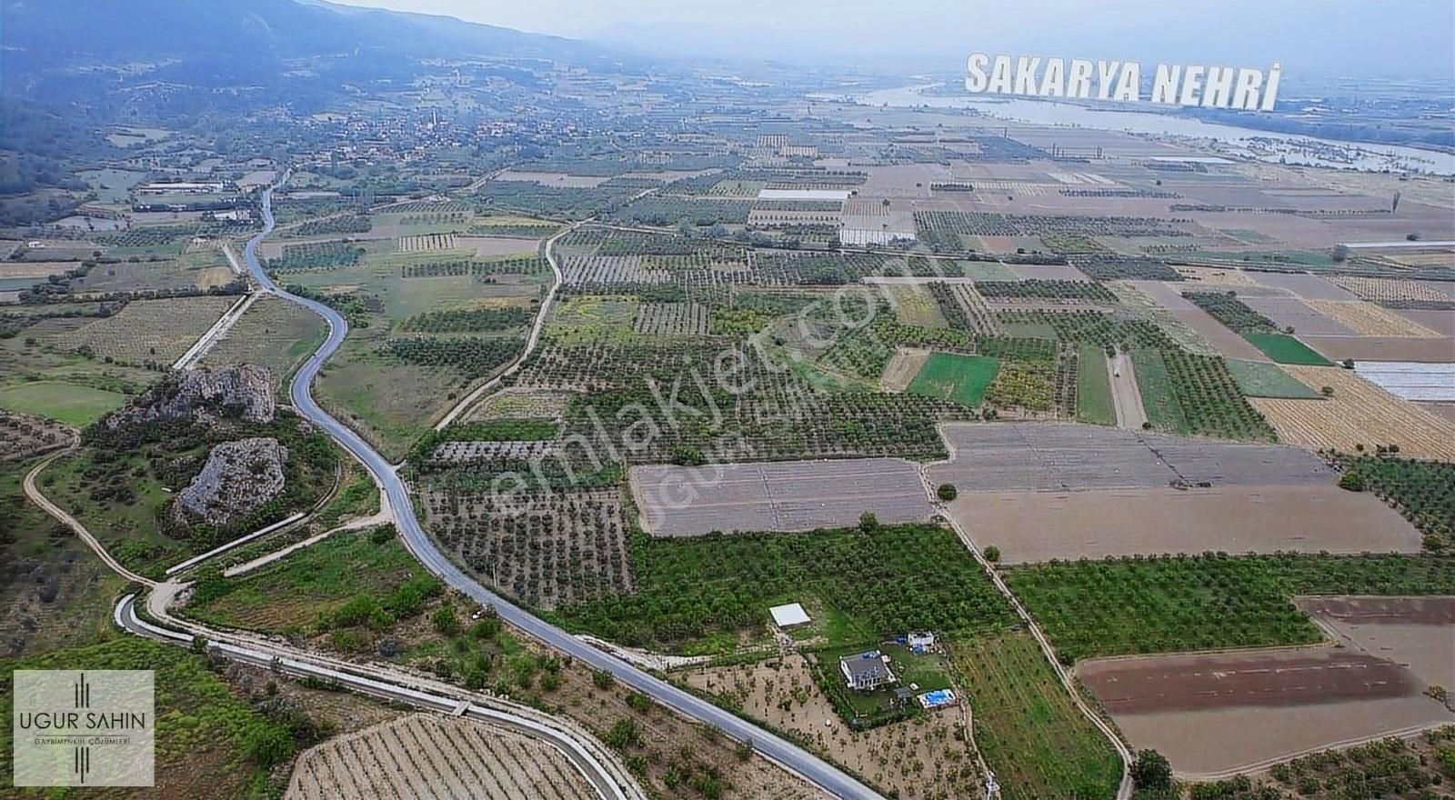 Geyve Kozan Satılık Tarla UĞUR ŞAHİN'DEN GEYVEDE KANAL YOLUNA CEPHE MANZARALI 1754M² TARLA