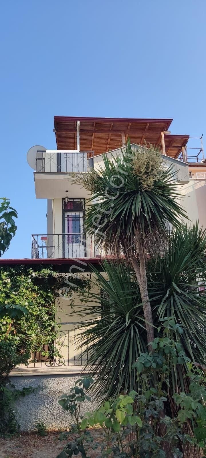 Kuşadası Kadıkalesi Satılık Yazlık Kuşadası Sahil Sitelerinde Denize yakın Triplex 3 +1 Bahçeli.