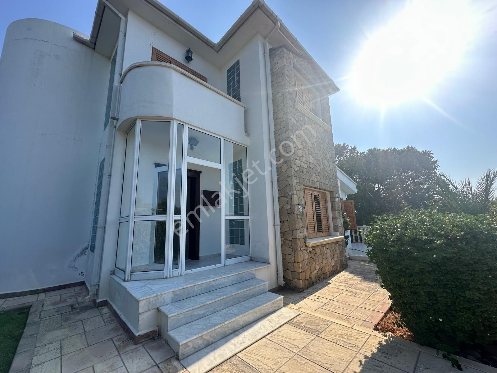 Girne Karaoğlanoğlu'nda denize Sıfır 3+1 Satılık Villa !! - Görsel 2
