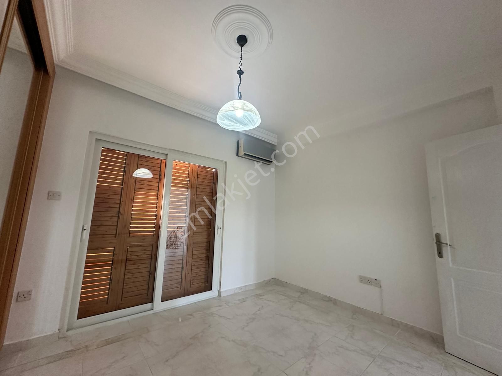 Girne Karaoğlanoğlu'nda denize Sıfır 3+1 Satılık Villa !! - Görsel 12