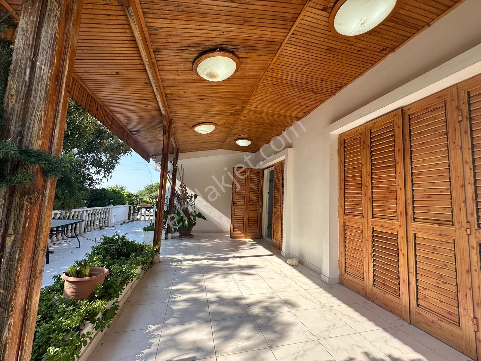 Girne Karaoğlanoğlu'nda denize Sıfır 3+1 Satılık Villa !! - Görsel 4