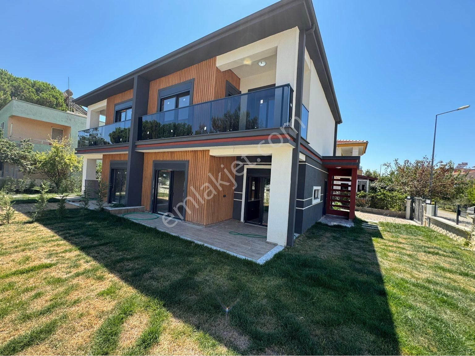 Güçlü Kardeşler Altınoluk Güre Arası Denize 200 Metre Lüks Villa