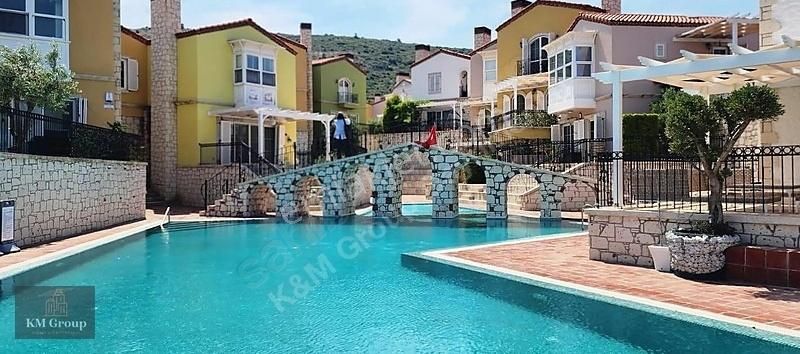 Urla İskele Kiralık Villa Havuzlu ve Güvenlikli Sitede Deniz Manzaralı 3+1 Kiralık Villa