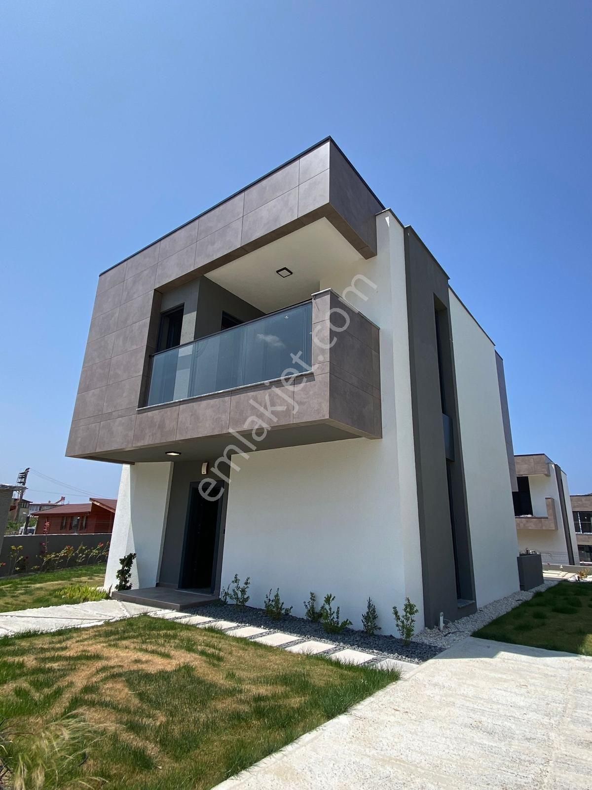 Kuşadası Güzelçamlı Satılık Villa  NEZİH BİR SİTEDE 3+1 SATILIK VİLLA 