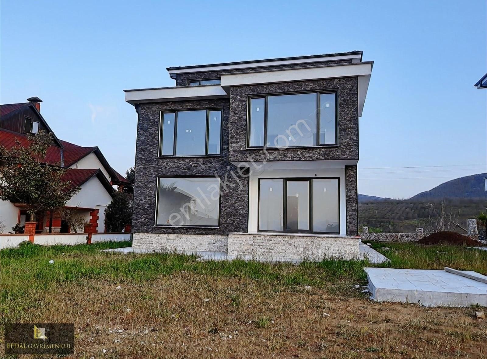 Serdivan Kuruçeşme Satılık Villa SERDİVAN KURU ÇEŞMEDE 1200 M2 İÇİNDE MÜSTAKİL TRİBLEKS