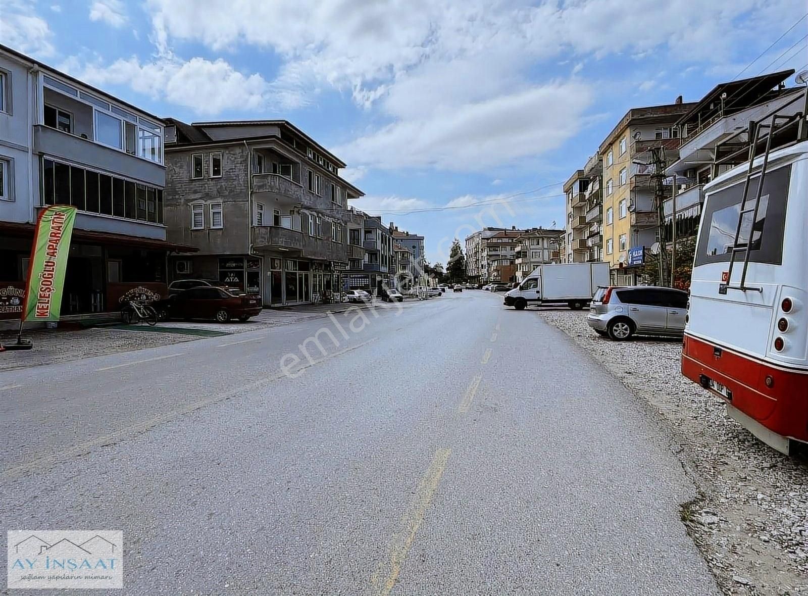 Karasu Yalı Kiralık Daire Ay Emlaktan Merkezi Konumda Full Eşyalı 2+1 Daire.