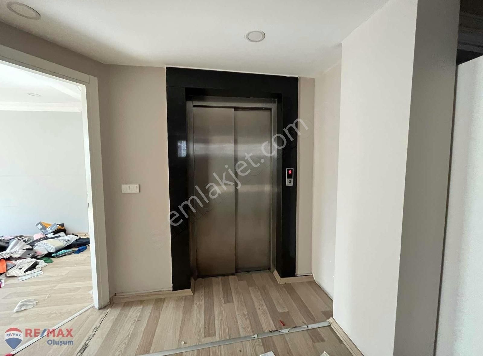 Bağcılar Kirazlı Kiralık Bina Cadde Üstü 750 M2 Komple Bina