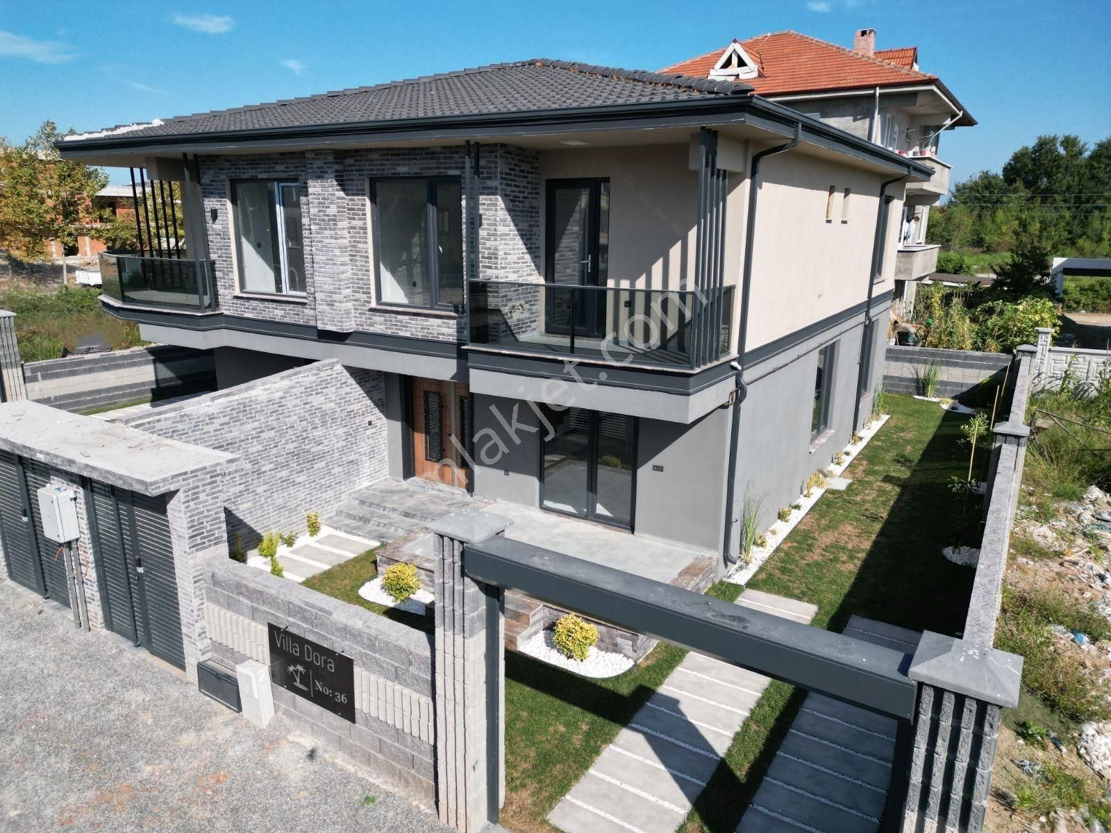 Karasu Yalı Satılık Villa KARASU DA FARKLI BİR VİLLA !! MERKEZİ KONUM MÜSTAKİL BAHÇELİ 