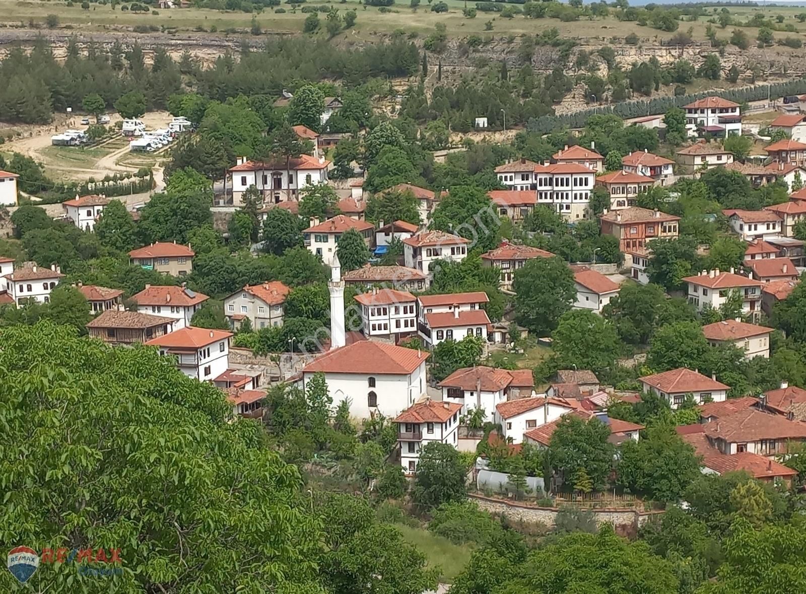 Safranbolu Hüseyinçelebi Satılık Köşk SAFRANBOLU HÜSEYİN ÇELEBİ MAH.600 M2 SATILIK 3 KATLI KONAK