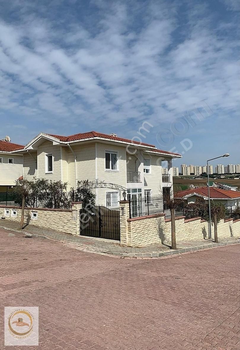 Büyükçekmece Bahçelievler Satılık Villa KUMBURGAZ DA DENİZ MANZARALI VİLLA