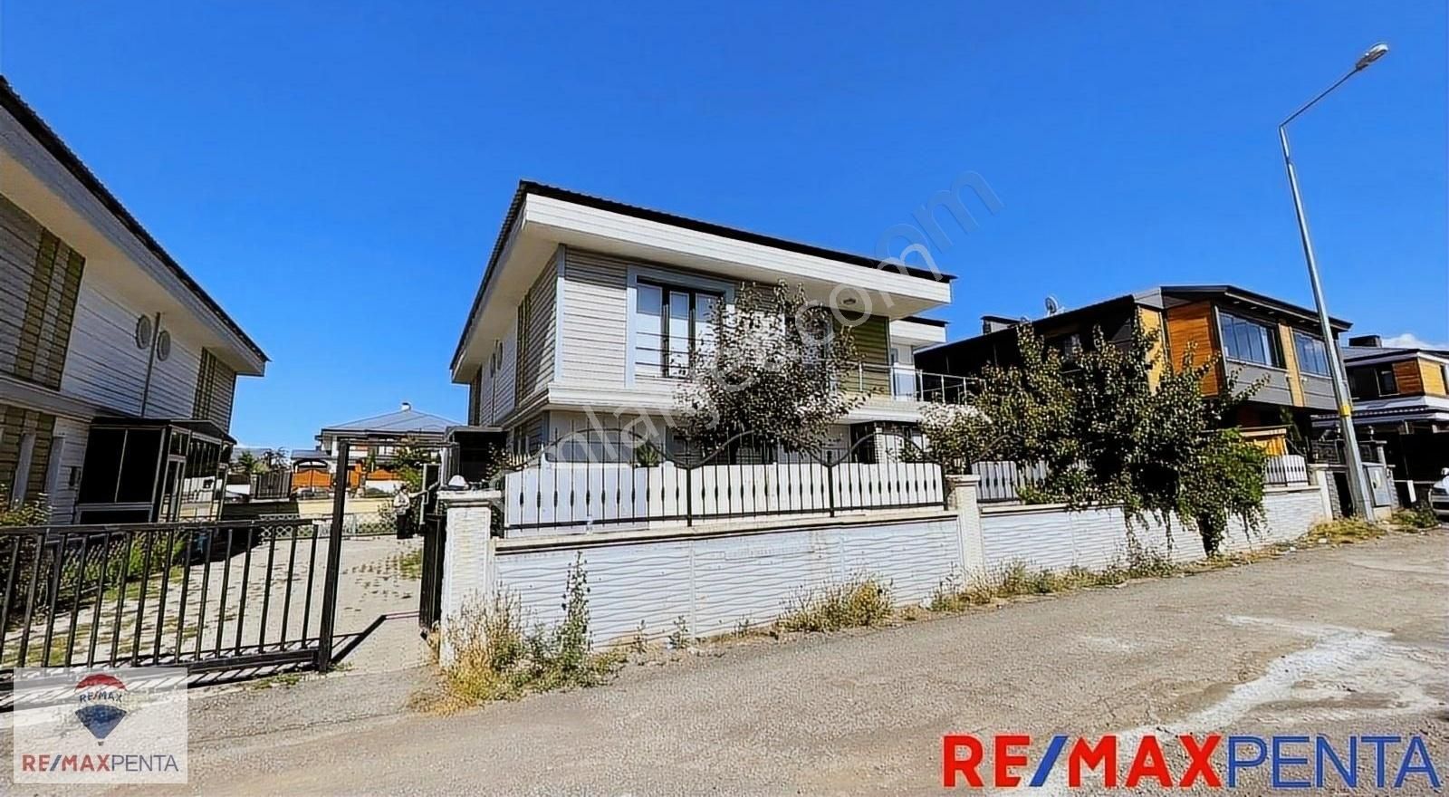 Aziziye Yarımca Satılık Villa Remax Penta ' Dan Aziziye ' De Satılık 3+1 Villa