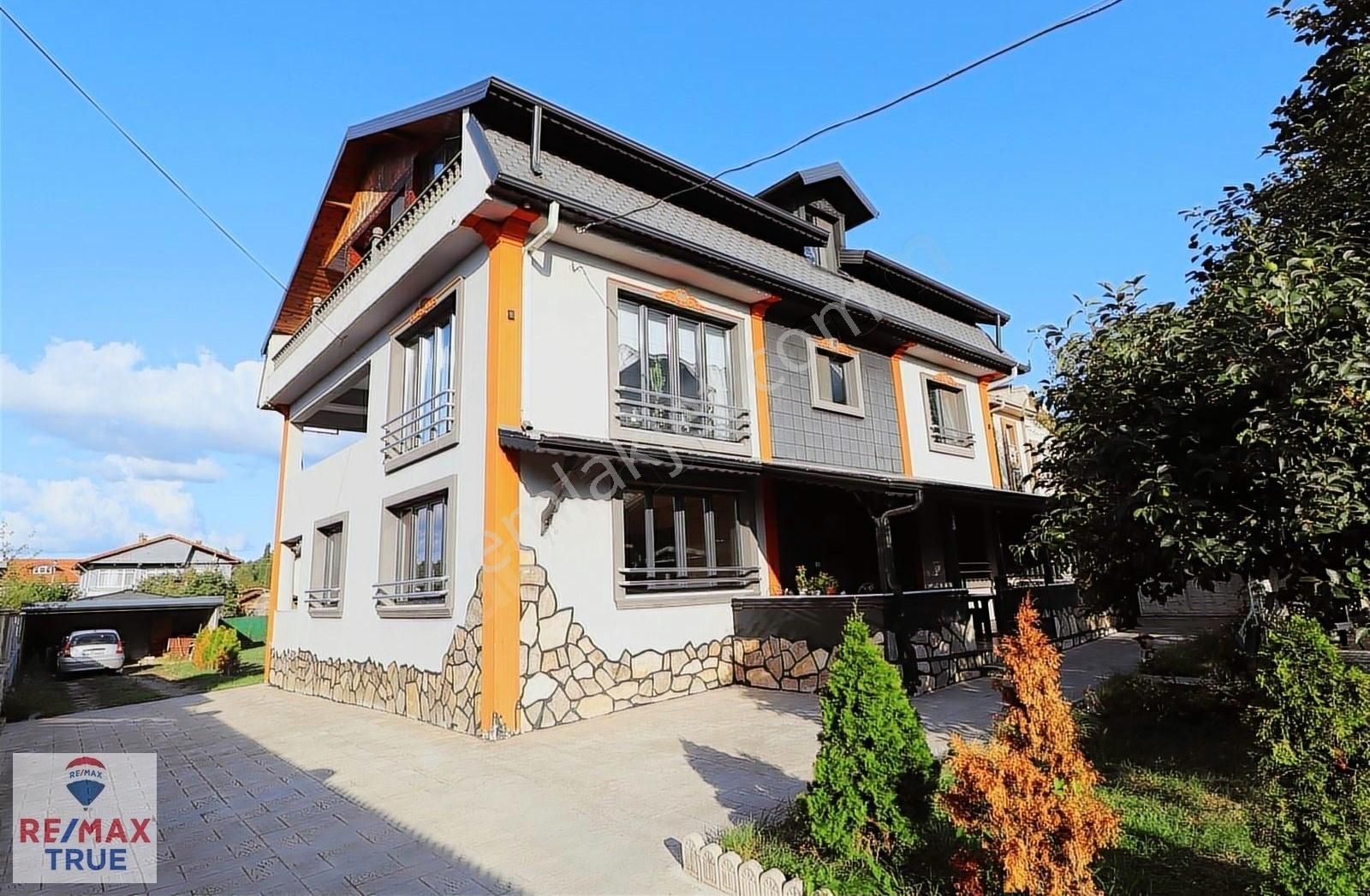 Kartepe Sarımeşe Satılık Villa Kartepe Sarımeşe'de 7+2 Muhteşem Villa 672 m2 Bahçesiyle