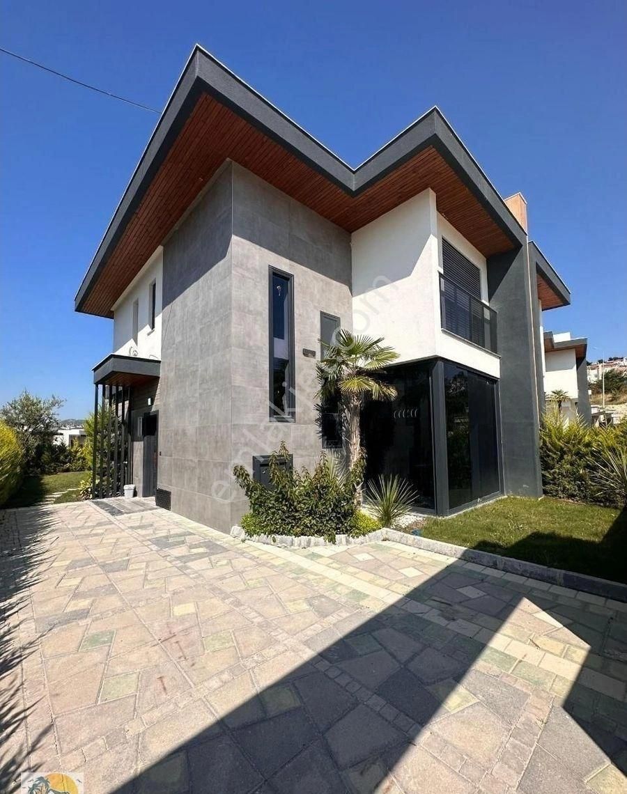 Kuşadası Karaova Satılık Villa Kuşadası'nda Satılık 3+1 İkiz Otopark+havuz+yerden Isıtma Villa