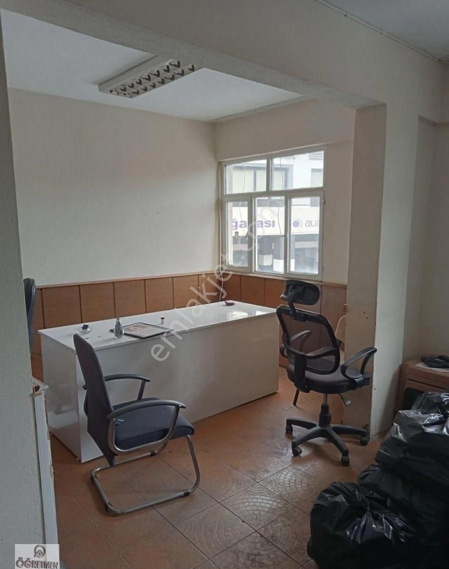 Menderes Cüneytbey Kiralık Ofis ÖĞRETMEN EMLAKTAN CÜNEYTBEYDE MERKEZDE KÖŞE İŞLEK CADDE ÜZERİNDE OFİS