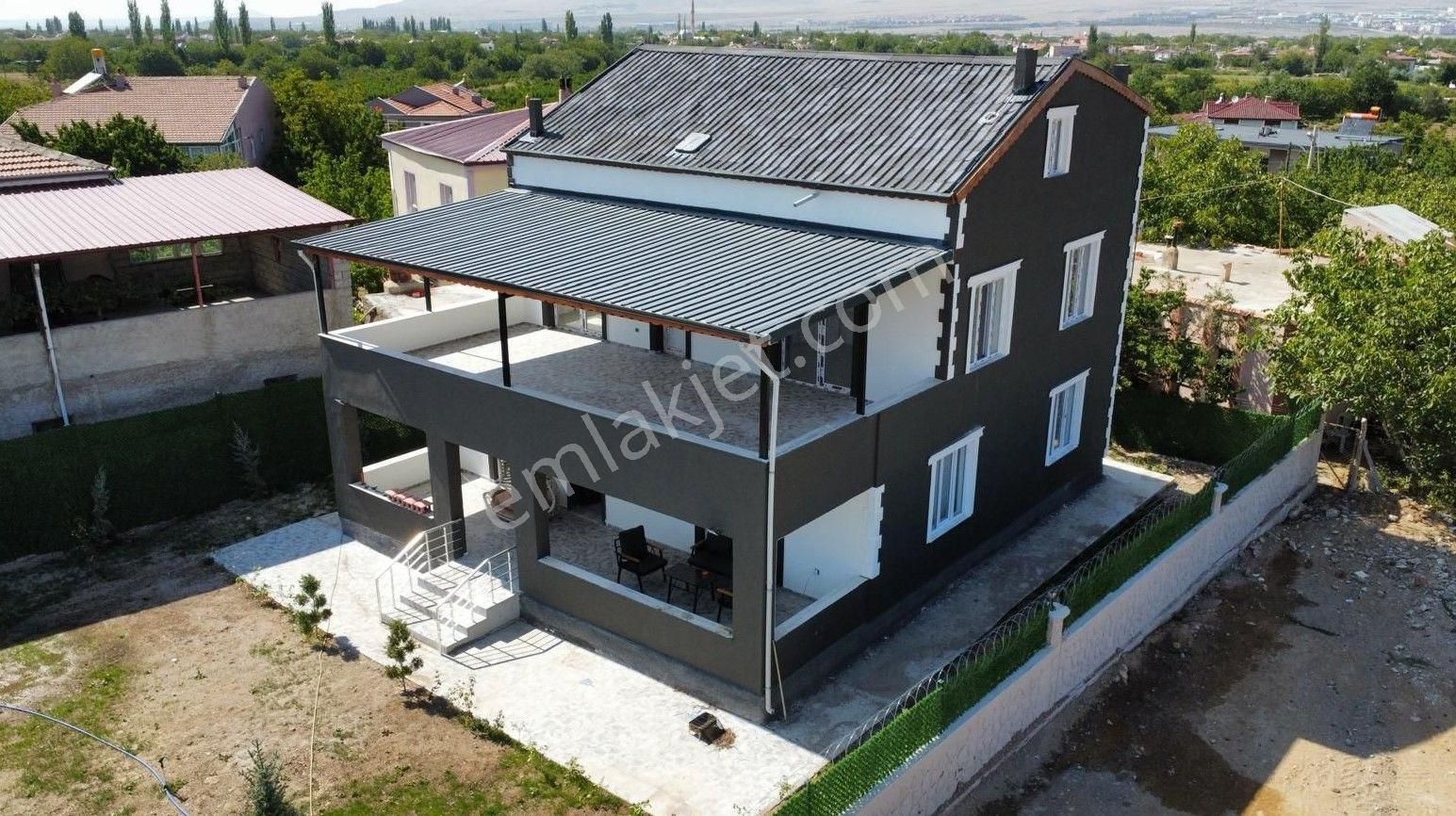 Niğde Merkez Sazlıca Bld. (Aşağı) Satılık Villa Niğde Merkez Sazlıcada 565m2 Arsalı 300m2 Satılık Dubleks Villa