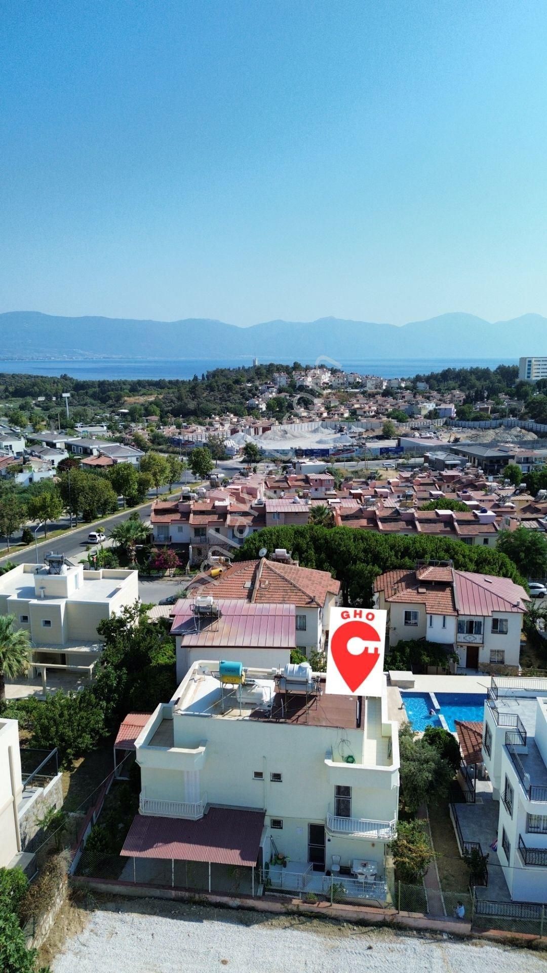 Kuşadası Merkezde Satılık 4+1 Geniş Villa