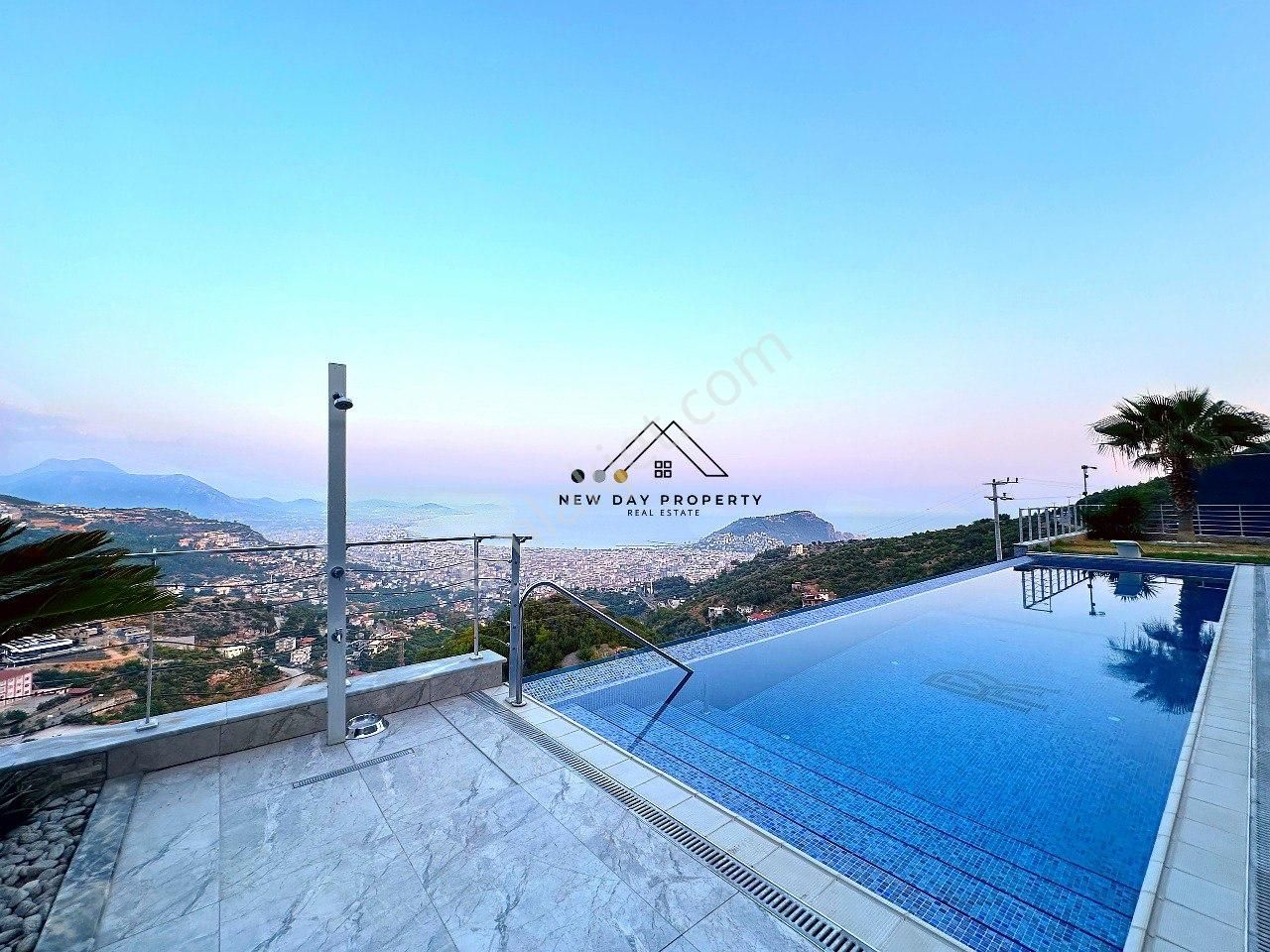 Alanya Tepe Satılık Villa Panoramik Manzaralı Tepe Mah. Satılık Lüks 5+2 Villa