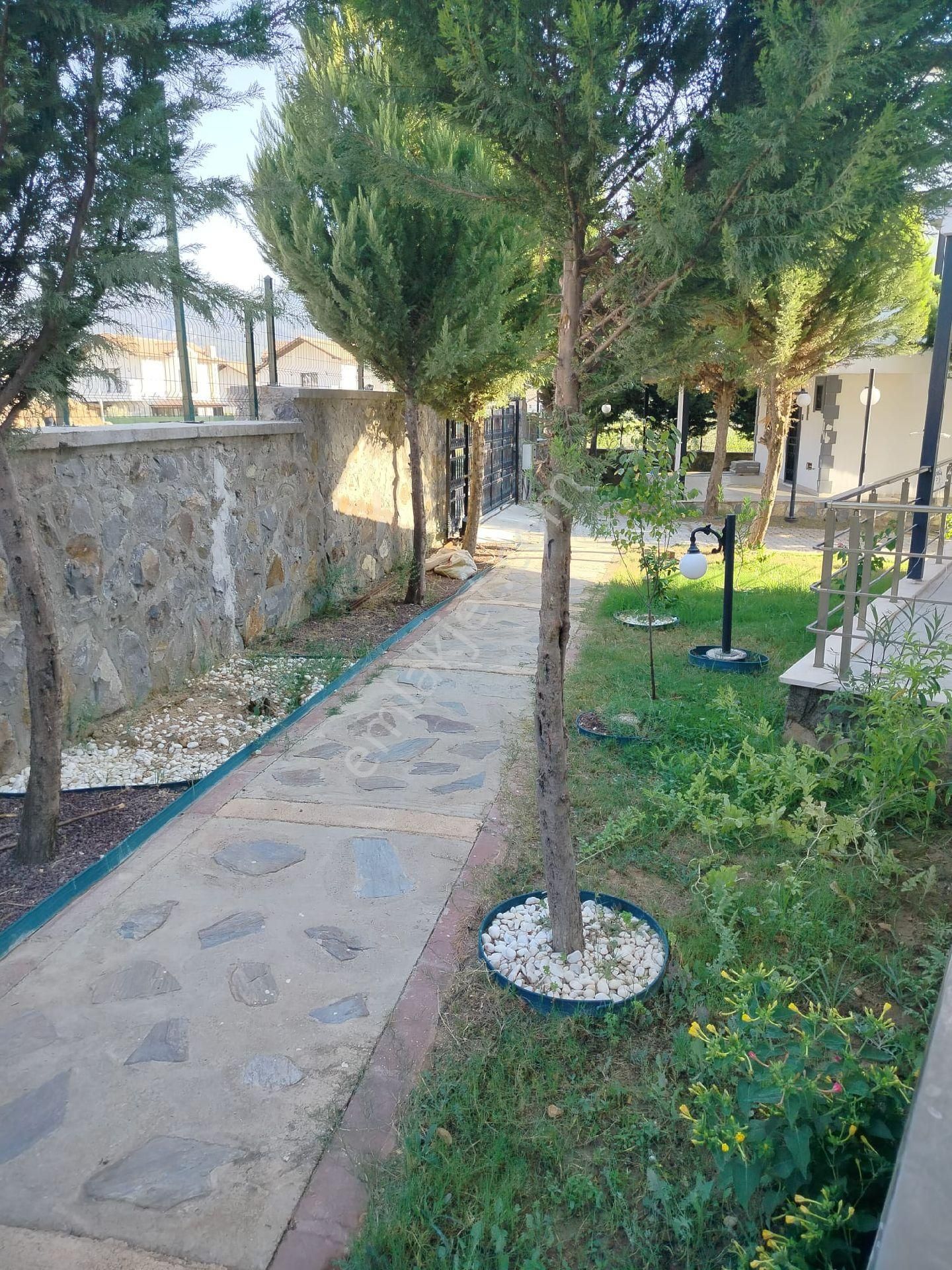 Kuşadası Davutlar Da Satılık 5+1 Villa Havuzlu Sitede