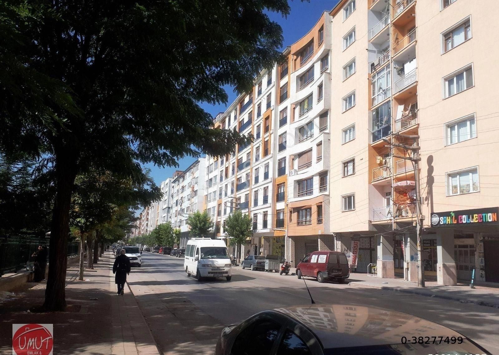 Tepebaşı Zafer Satılık Daire UMUT EMLAKTAN -KUYUBAŞI PARK KARŞISI CADDE ÜZERİ SATILIK DAİRE-ARA KAT