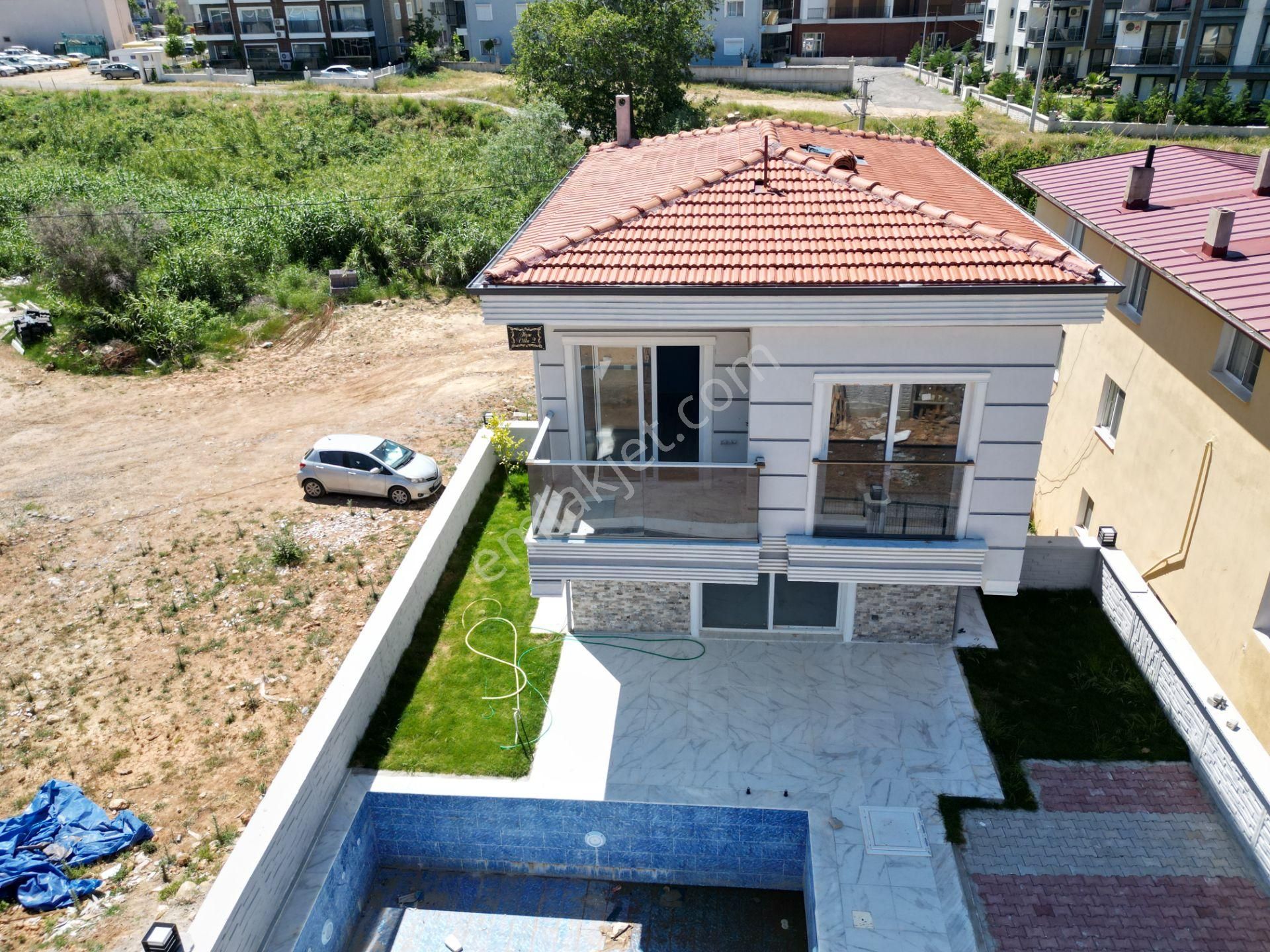 Kuşadası Davutlar Satılık Villa Avangart Gayrimenkulden Davutlar Merkez'de Özel Havuzlu Sıfır 3+1 Villa