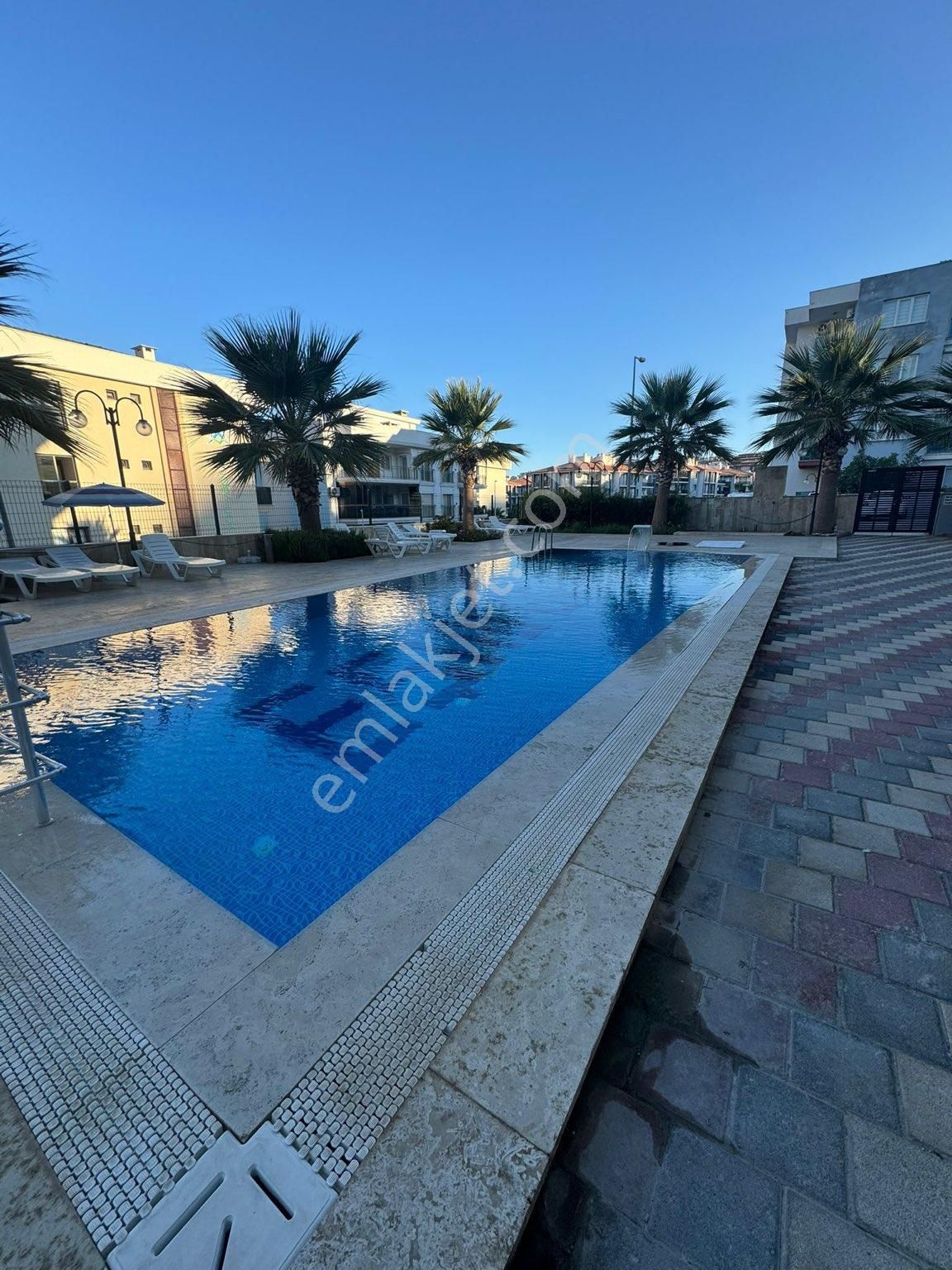 Kuşadasında Havuzlu Güvenlikli Sitede Satılık 1+1 Daire - Görsel 2