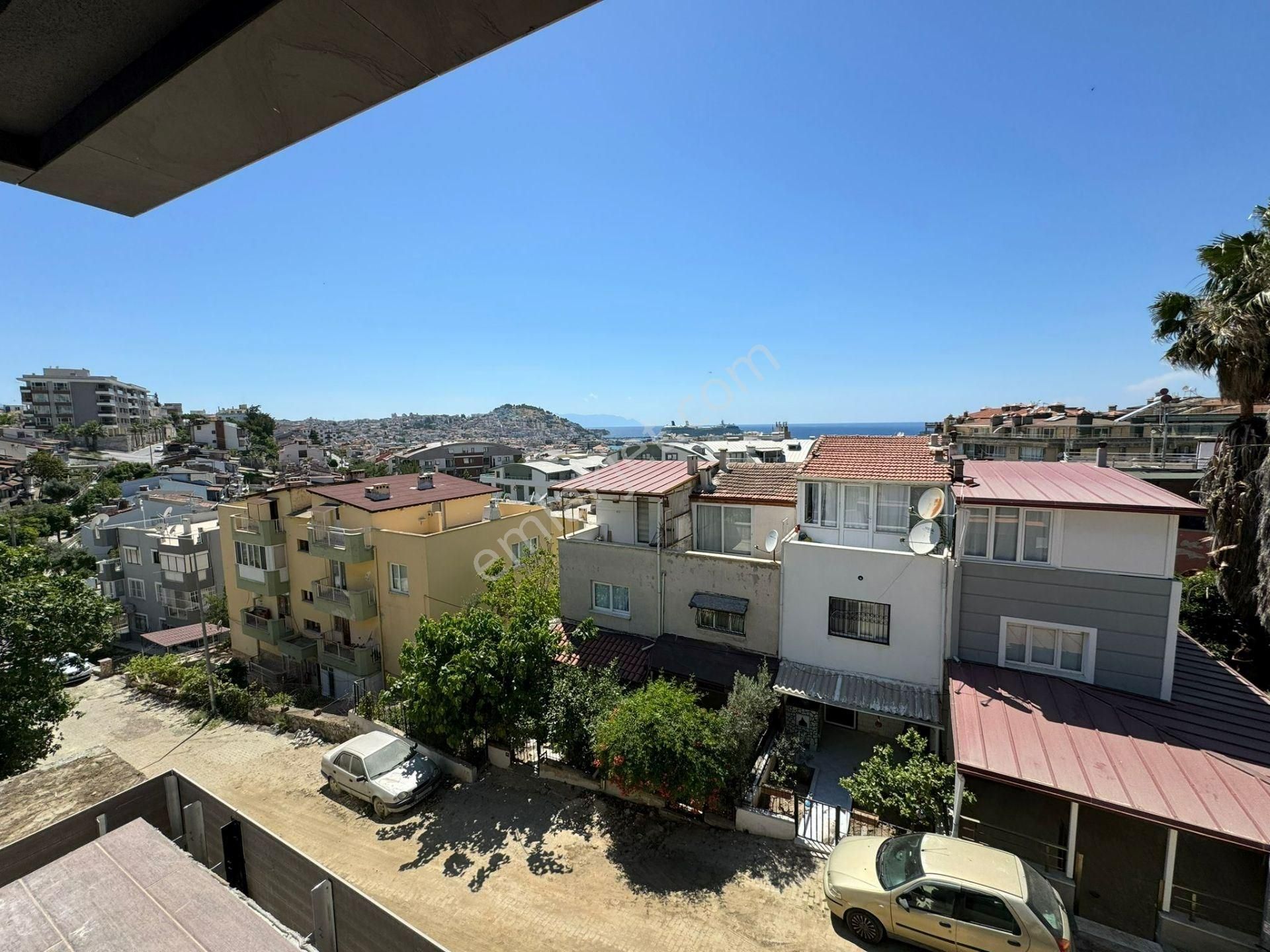 Kuşadası Merkezde Sahile Yürüme Mesafesinde Yeni Müstakil Villa