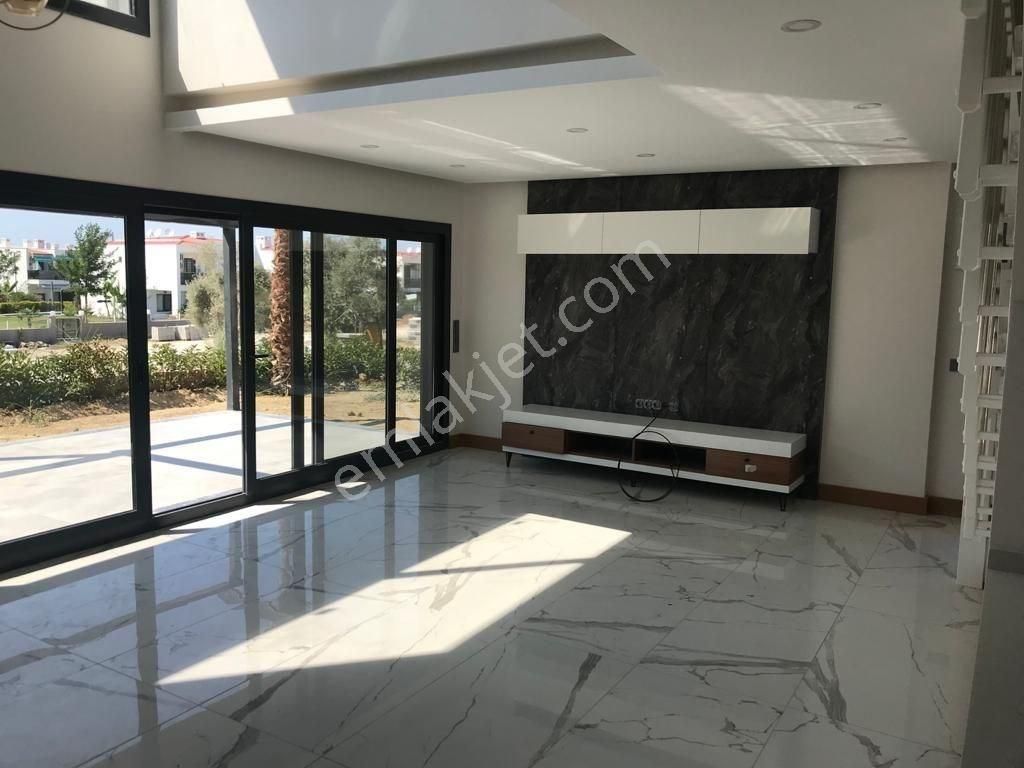 Kuşadasında Denize Yakın Yeni Lüks 3+1 Villalar