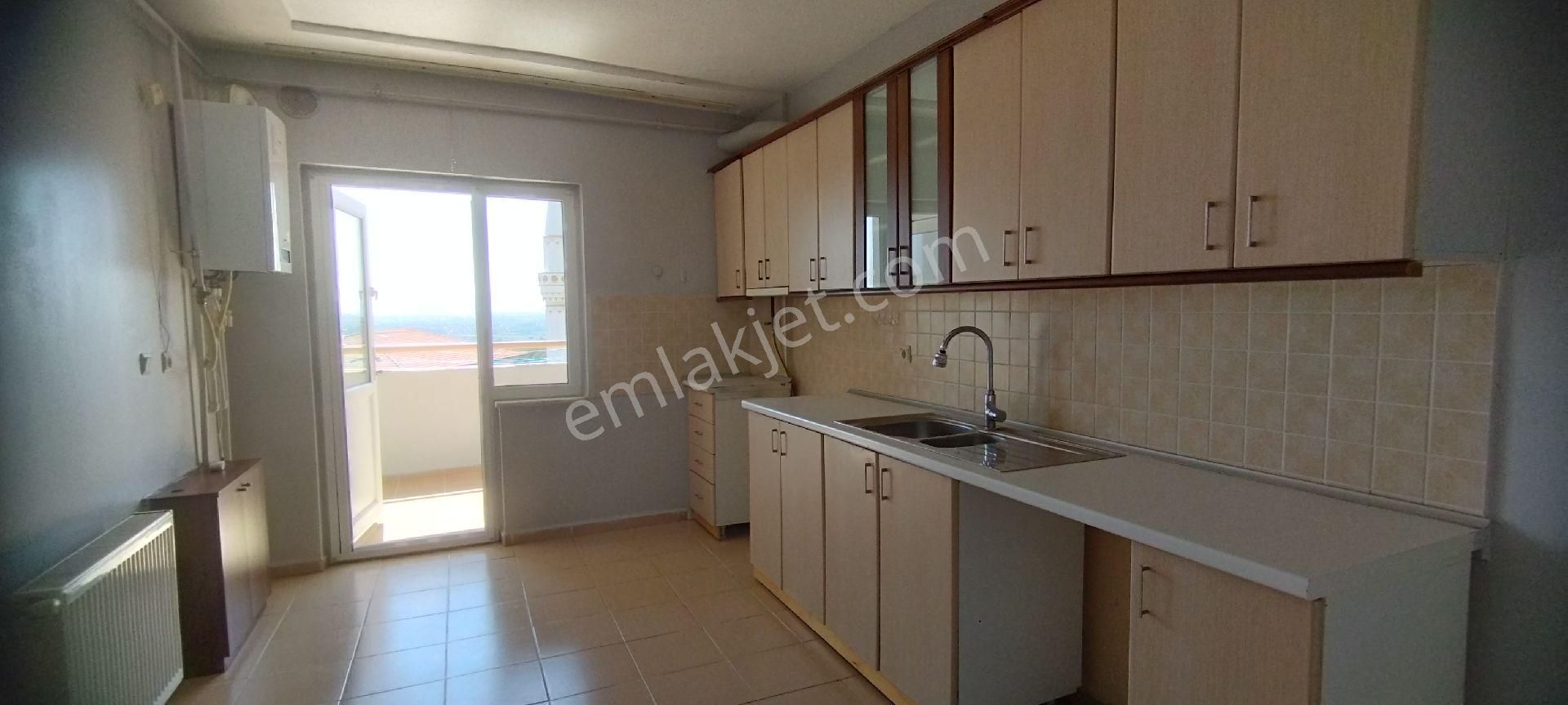 Sakarya Zümrüt Emlak'tan Camili De Ayçiçeği Evlerinde 3+1, 145 M2 Kiralık Daire - Görsel 8
