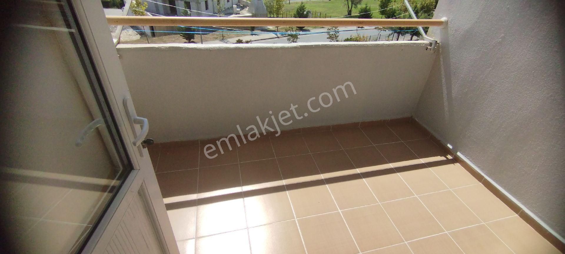 Sakarya Zümrüt Emlak'tan Camili De Ayçiçeği Evlerinde 3+1, 145 M2 Kiralık Daire - Görsel 12